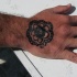 Tatuaggio sulla mano disegno in forma di fiore