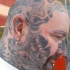 Le tatouage de la tête et le visage avec un monstre
