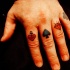 Les couleurs tatouage sur les phalanges
