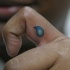 Tatuaje en el dedo la gota azul