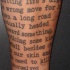 Tatuaje en la pierna, texto muy largo
