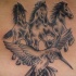 tatuaje de tres caballos y colibrí