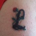 Tatuaje de pequeña rosa con iniciales