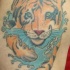 Tigre entre olas tatuaje en colores suaves