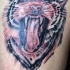 tatuaje con muy realístico tigre rugiendo