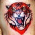Cabeza del tigre rabioso tatuaje en el hombro