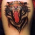 Muy realístico tatuaje de cabeza del tigre rugiendo