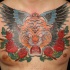 Tatauje en el pecho tigre con alas y rosas