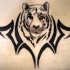 Cabeza del tigre estilo tribal tatauje en tinta negra