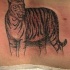 Tigre de pie tatuaje en tinta negra