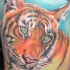 Muy realístico tatuaje del tigre joven en color