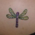 piccolo disegno di libellula viola tatuaggio