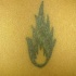 piccola fiamme inchiostro nero tatuaggio