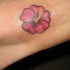 tatuaje pequeño de hibisco rosa