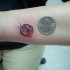 Le tatouage de coccinelle minuscule