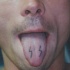 Tatuaje en la lengua símbolo de electricidad