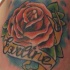 Tatuaje de la rosa estilo tradicional con nombre