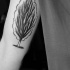 Tatuaje en el brazo, árbol negro con follaje blanco
