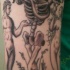 el tatuaje de arbol de eden en forma de un esqueleto