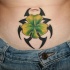 tatuaje de trébol verde en el tribal