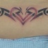 Tatuaggio sulla lombo il disegno in forma di cuore in stile tribale