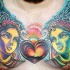 tatuaje colorido en el pechode caras de chicas indú y corazón
