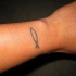 Tatuaje del símbolo de ichtus en la muñeca