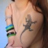 El tatuaje realista de una lagartija en el brazo o hombro