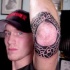 Curioso tatuaje estilo tribal alrededor del codo