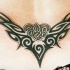 Simpático tatuaje en el bajo de la espalda estilo tribal