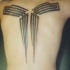 Tatuaje en la espalda en tinta negra las líneas rectas