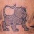 Tatuaje con leon y dos signos tribales
