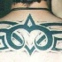 Gran tatuaje estilo tribal en parte superior de la espalda