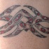 Pequeño tatuaje tribal con la decoración roja