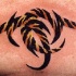 Pequeño tatuaje tribal en color tigresa