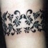 Pulsera floral tatuaje en tinta negra