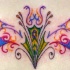 Precioso tatuaje en color estilo tribal en el bajo de la espalda