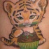 Lindo tatuaje del tigrito con bizcocho tatuaje en color