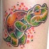 Petit tortue triste le tatouage coloré