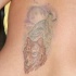Tatuaggio colorato sulla schiena lippu che ulula e lupo tranquillo