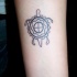 Tatouage de petite tortue dans une chose intéressante