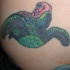 Petite tortue vert et rouge le tatouage