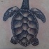 Petit tortue le tatouage à l'encre noir