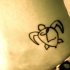 Minuscule tortue le tatouage en style minimaliste