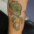 Tatuaggio carino sulla gamba la tartaruga dai certoni animati