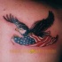 Aquila con bandiera americana tatuaggio