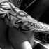 Ornement noir le tatouage sur le bras longue