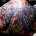 Le tatouage de haut du dos avec un Batman volant avec des héros