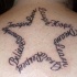 Tatuaggio sulla schiena la scritta che forma la stella
