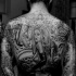Tatuaggio impressionante sulla schiena le donne bellissime